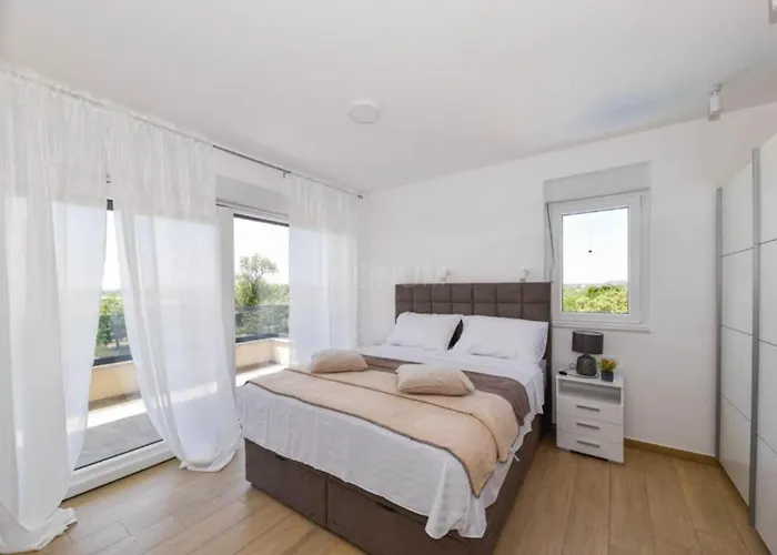 Sunset With Outdoor Pool 别墅 希贝尼克