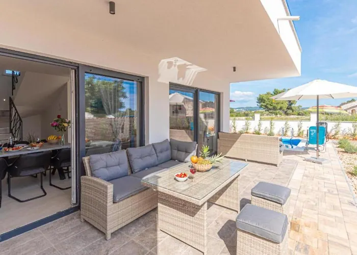 Sunset With Outdoor Pool 希贝尼克